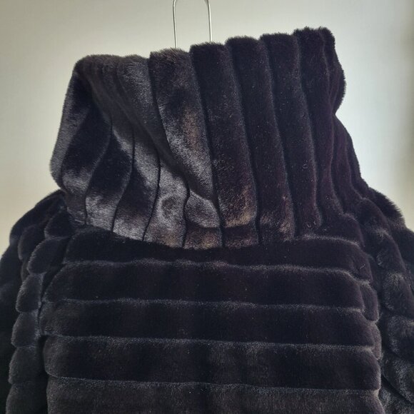 Vintage Concepts Faux Fur Poncho Cape Coat–Plush Ribbed Design, Black (Size M - Picture 1 of 12
